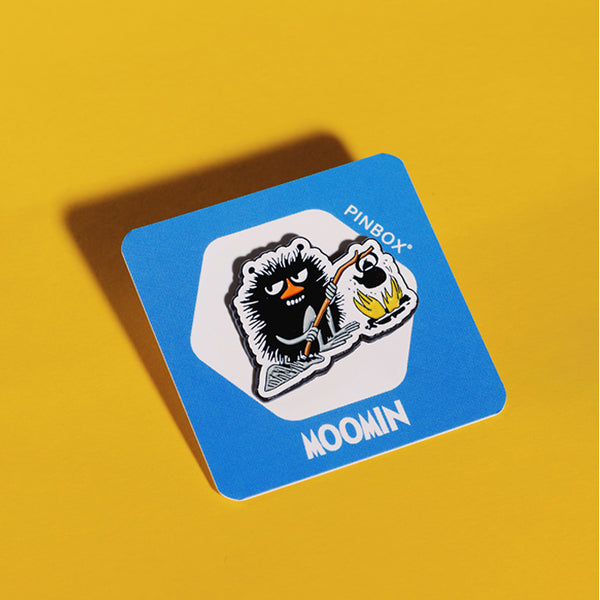 PINBOX ピンバッジ（焚火とスティンキー）PNX100033 - MOOMIN SHOP