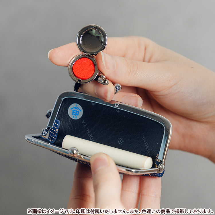 1月下旬頃お届け予定＊印傳屋コラボ 印鑑入れ 波柄（茶地白漆）【公式限定】＜予約商品＞