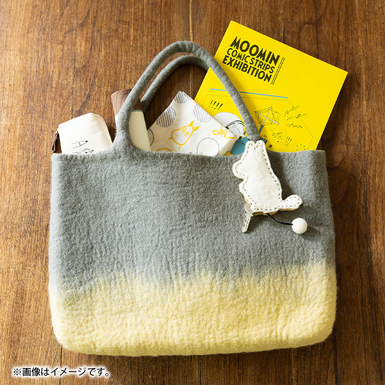 PeopleTree 手刺しゅうキーチャーム付きフェルトバッグ（ムーミン）ACP4-'76