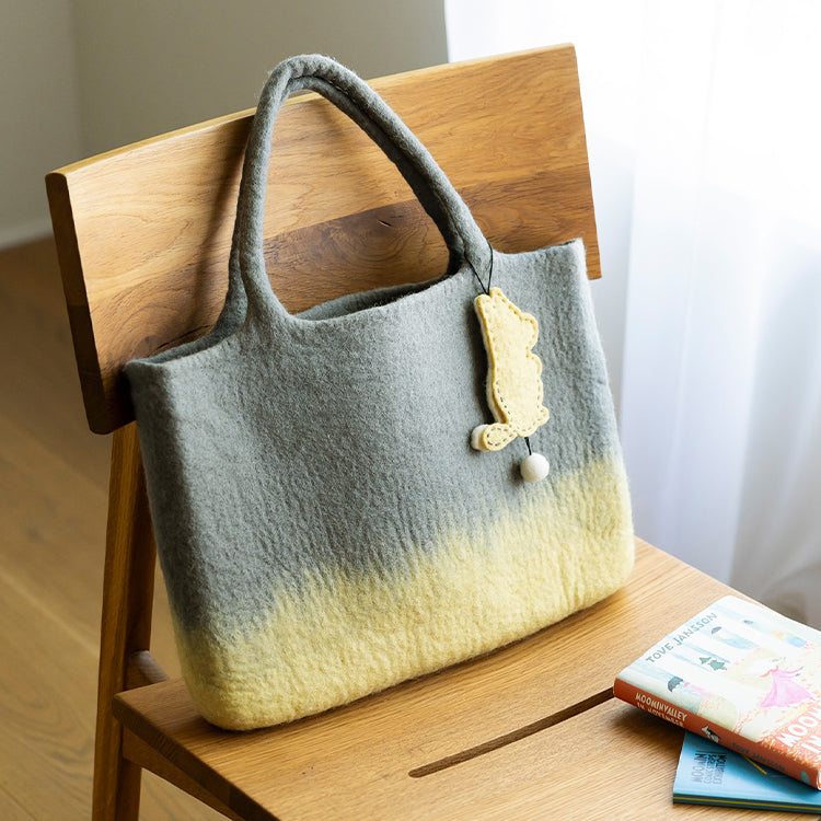 PeopleTree 手刺しゅうキーチャーム付きフェルトバッグ（ムーミン）ACP4-'76