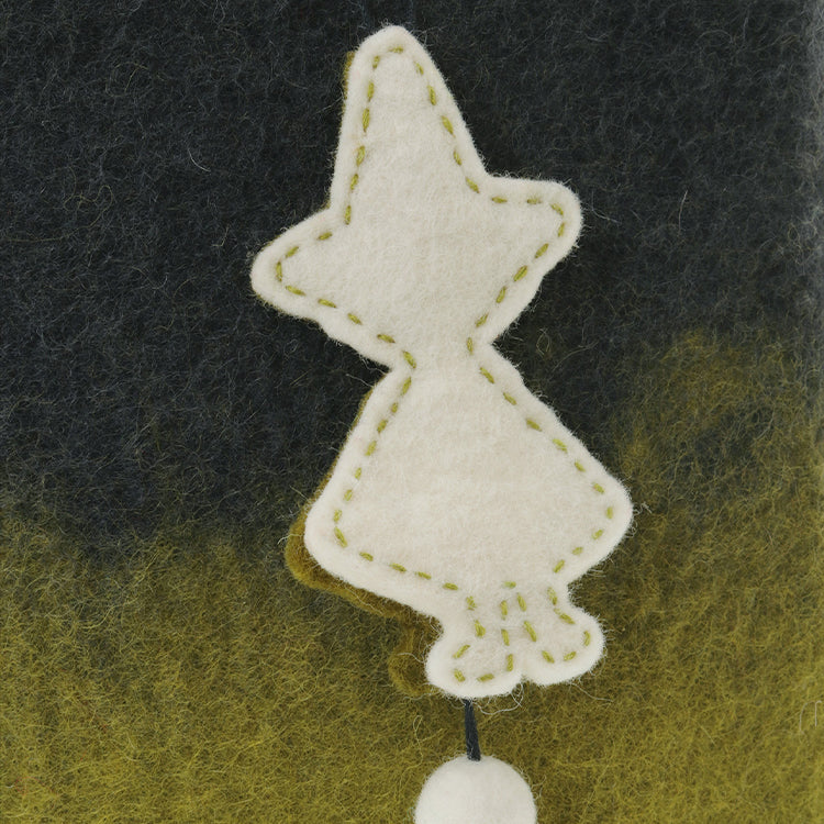 PeopleTree 手刺しゅうキーチャーム付きフェルトバッグ