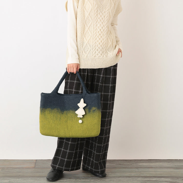 PeopleTree 手刺しゅうキーチャーム付きフェルトバッグ（スナフキン）ACP4-'77